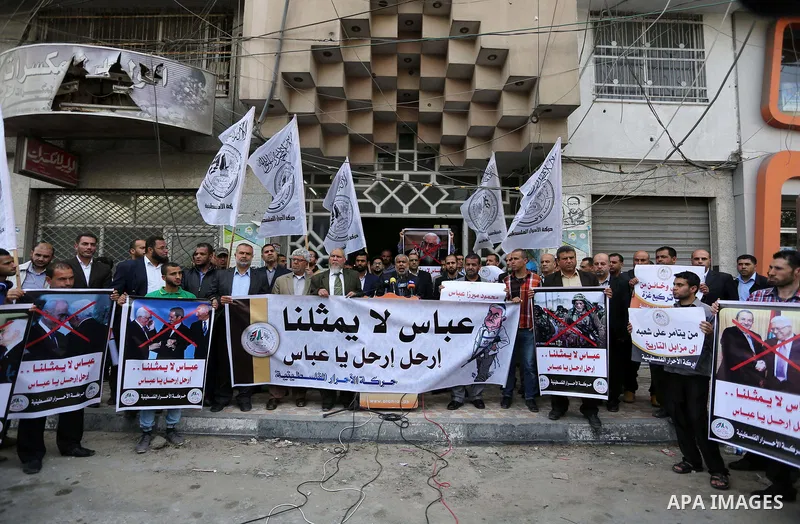 Palestinian supporters of Al-Ahrar movement hold banners during a protest against Palestinian President Mahmoud Abbas and Israeli blockade of the Gaza Strip, in Gaza city, on April 22, 2017. Photo by Ashraf Amra