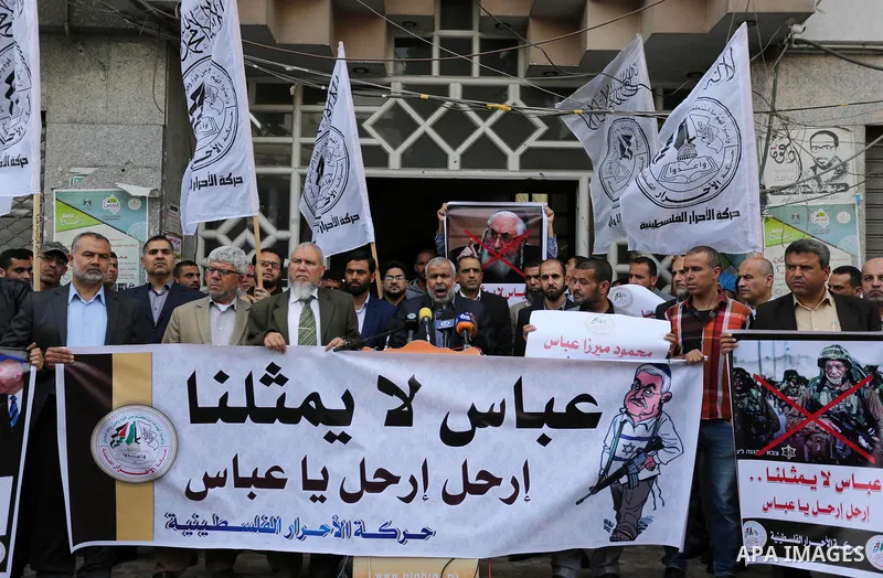 Palestinian supporters of Al-Ahrar movement hold banners during a protest against Palestinian President Mahmoud Abbas and Israeli blockade of the Gaza Strip, in Gaza city, on April 22, 2017. Photo by Ashraf Amra