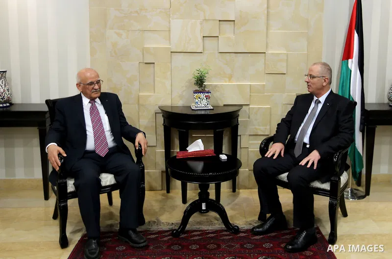 Palestinian Prime Minister Rami Hamdallah meets with Palestinian nuclear scientist Munir Naifah in the West Bank city of Ramallah on April 23, 2017. Photo by Prime Minister Office