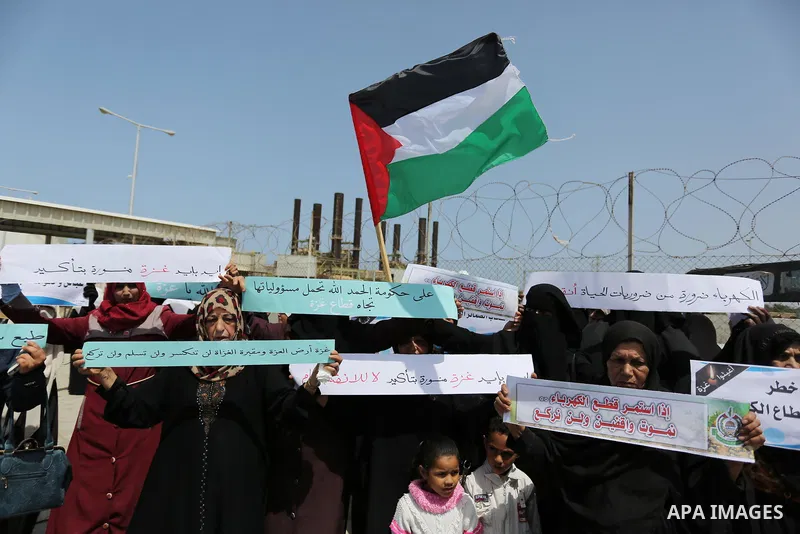 Demonstrators hold Palestinian flags during a protest calling for an end to the power crisis, outside the power plant in the central Gaza Strip April 23, 2017. Photo by Ashraf Amra