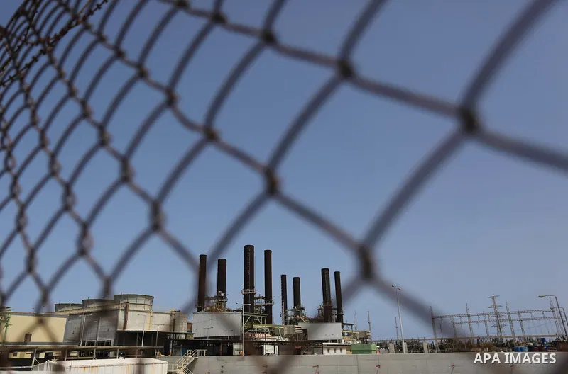 A view shows Gaza's power plant through a barbed fence during a protest calling for an end to the power crisis, outside the power plant in the central Gaza Strip April 23, 2017. Photo by Ashraf Amra