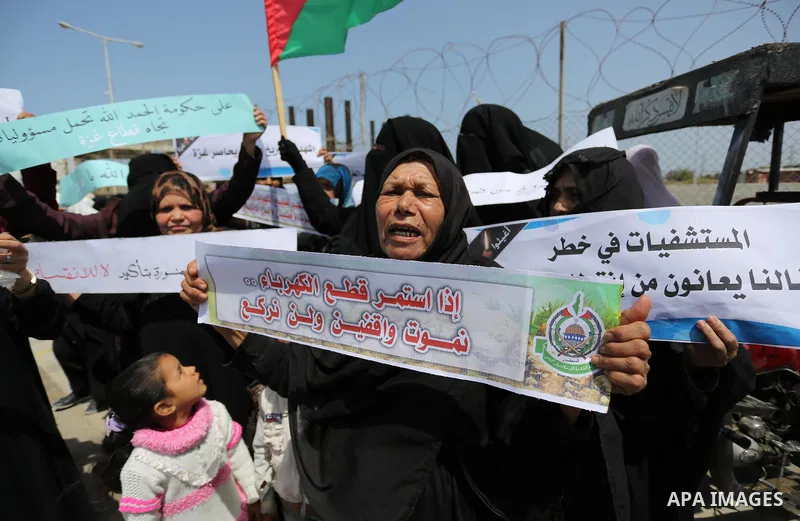 Demonstrators hold Palestinian flags during a protest calling for an end to the power crisis, outside the power plant in the central Gaza Strip April 23, 2017. Photo by Ashraf Amra