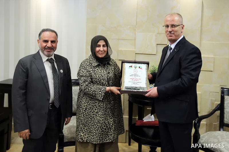 Palestinian Prime Minister Rami Hamdallah meets with a delegation from the Kuwaiti Ministry of Education, in the West Bank city of Ramallah, on April 23, 2017. Photo by Prime Minister Office