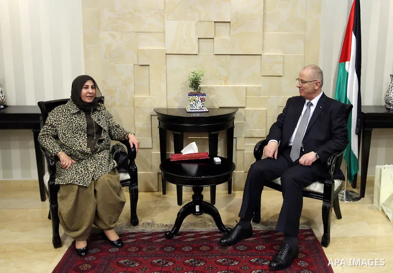 Palestinian Prime Minister Rami Hamdallah meets with a delegation from the Kuwaiti Ministry of Education, in the West Bank city of Ramallah, on April 23, 2017. Photo by Prime Minister Office