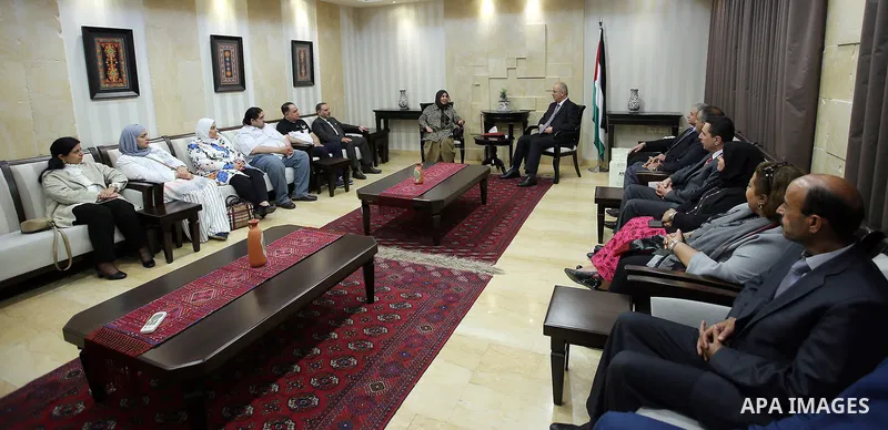 Palestinian Prime Minister Rami Hamdallah meets with a delegation from the Kuwaiti Ministry of Education, in the West Bank city of Ramallah, on April 23, 2017. Photo by Prime Minister Office
