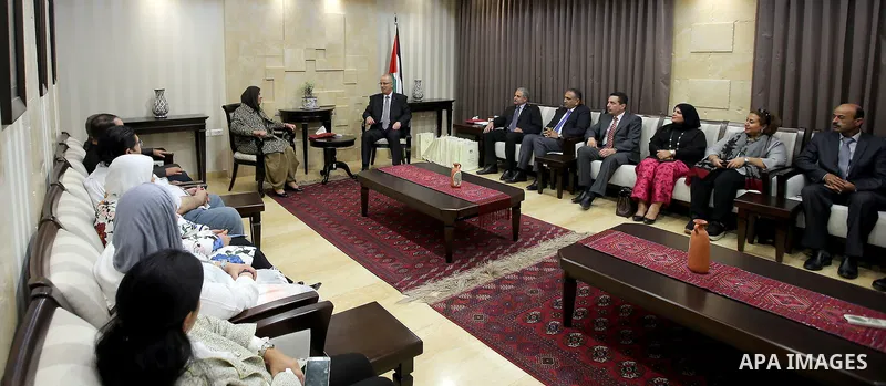Palestinian Prime Minister Rami Hamdallah meets with a delegation from the Kuwaiti Ministry of Education, in the West Bank city of Ramallah, on April 23, 2017. Photo by Prime Minister Office