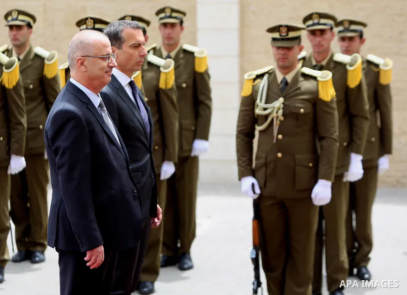 Palestinian Prime Minister Rami Hamdallah and Austria's Chancellor Christian Kern review the honor guard during a welcome ceremony in the West Bank city of Ramallah, on April 23, 2017. Photo by Prime Minister Office