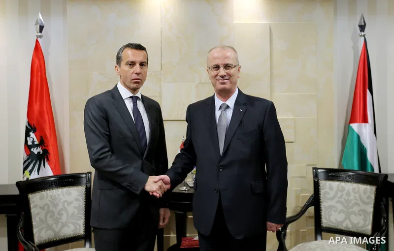Palestinian Prime Minister Rami Hamdallah shakes hands with Austria's Chancellor Christian Kern in the West Bank city of Ramallah, on April 23, 2017. Photo by Prime Minister Office