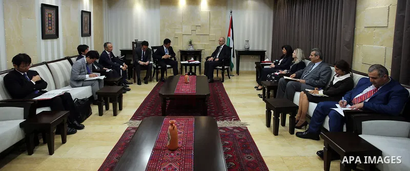 Palestinian Prime Minister, Rami Hamdallah, meets with the Japanese Foreign Minister Nobu Kishi, in the West Bank city of Ramallah, on April 23, 2017. Photo by Prime Minister Office