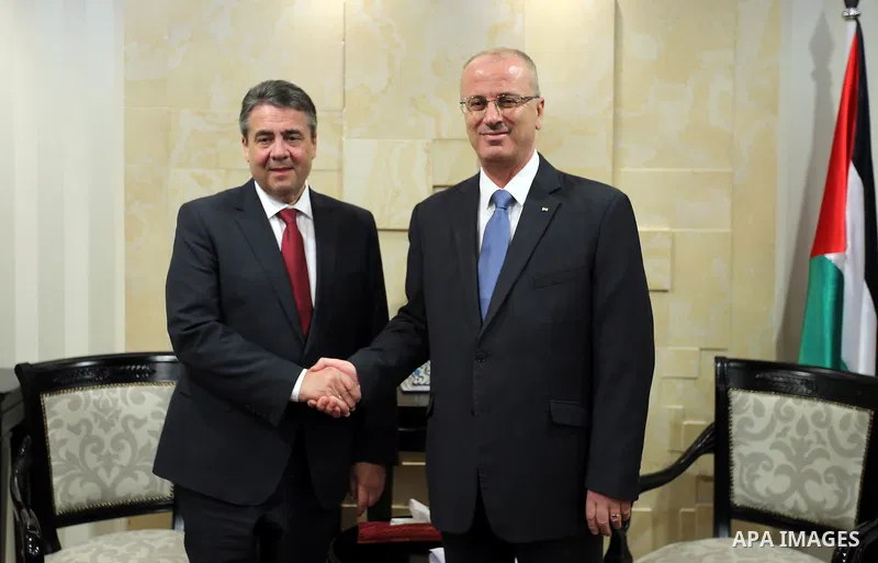 Palestinian Prime Minister Rami Hamdallah shakes hands with German Foreign Minister Sigmar Gabriel during a meeting in the West Bank city of Ramallah April 25, 2017. Photo by Prime Minister Office