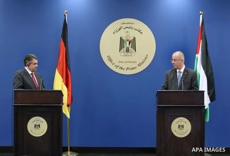 Palestinian Prime Minister Rami Hamdallah and German Foreign Minister Sigmar Gabriel attend a joint news conference in the West Bank city of Ramallah April 25, 2017. Photo by Prime Minister Office