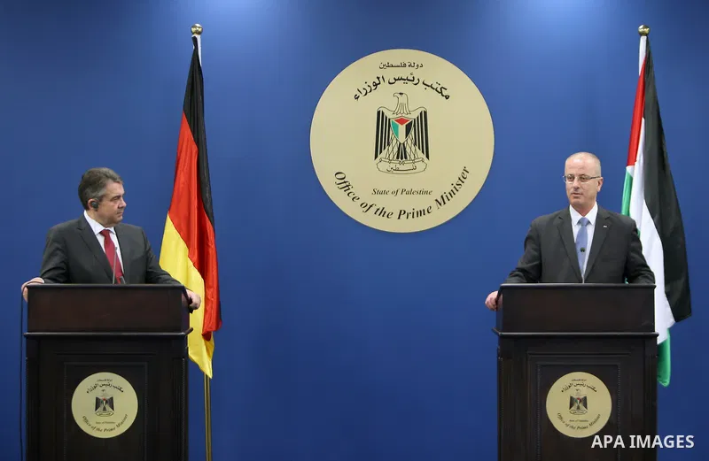 Palestinian Prime Minister Rami Hamdallah and German Foreign Minister Sigmar Gabriel attend a joint news conference in the West Bank city of Ramallah April 25, 2017. Photo by Prime Minister Office