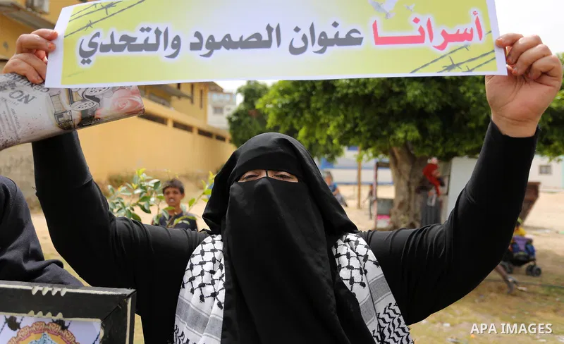 Palestinians take part in a protest to show solidarity with Palestinian prisoners on hunger strike in Israeli jails, in Gaza city on April 26, 2017. Photo by Ashraf Amra