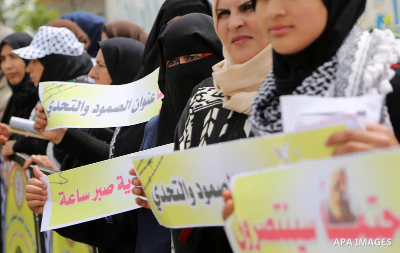 Palestinians take part in a protest to show solidarity with Palestinian prisoners on hunger strike in Israeli jails, in Gaza city on April 26, 2017. Photo by Ashraf Amra