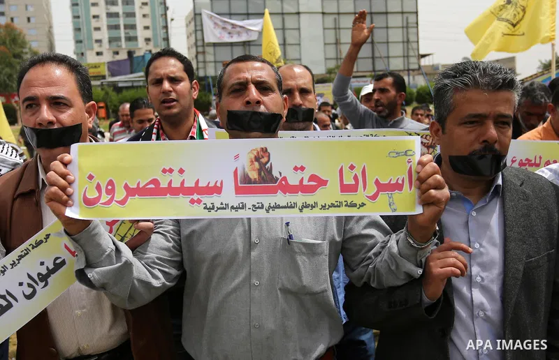 Palestinians take part in a protest to show solidarity with Palestinian prisoners on hunger strike in Israeli jails, in Gaza city on April 26, 2017. Photo by Ashraf Amra
