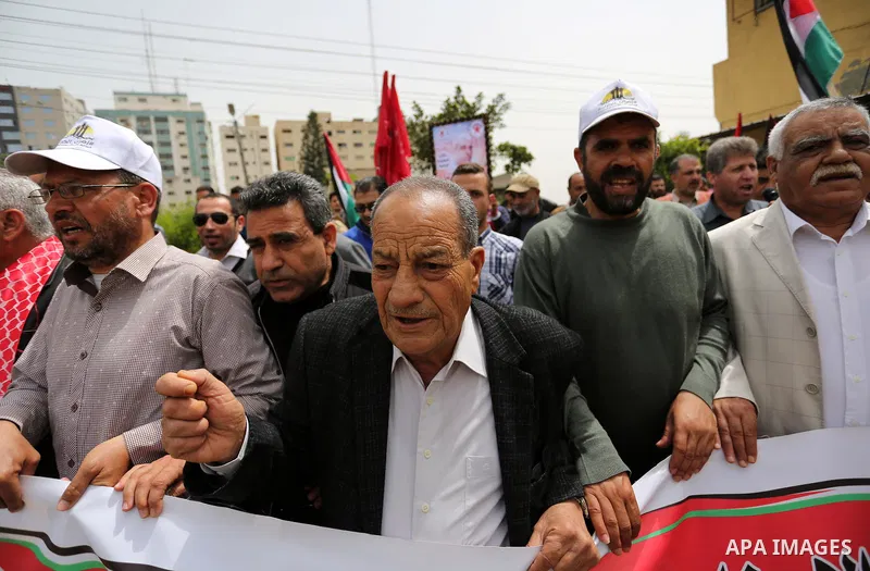 Palestinians take part in a protest to show solidarity with Palestinian prisoners on hunger strike in Israeli jails, in Gaza city on April 26, 2017. Photo by Ashraf Amra