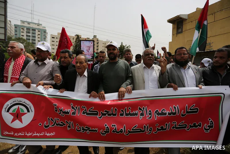 Palestinians take part in a protest to show solidarity with Palestinian prisoners on hunger strike in Israeli jails, in Gaza city on April 26, 2017. Photo by Ashraf Amra