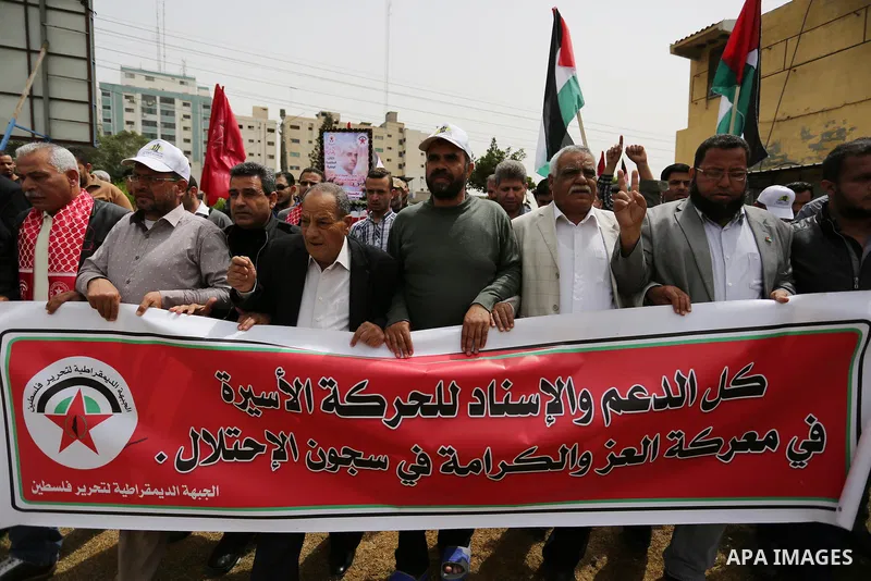 Palestinians take part in a protest to show solidarity with Palestinian prisoners on hunger strike in Israeli jails, in Gaza city on April 26, 2017. Photo by Ashraf Amra