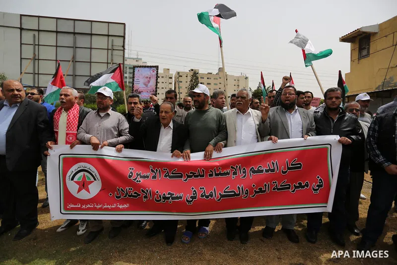 Palestinians take part in a protest to show solidarity with Palestinian prisoners on hunger strike in Israeli jails, in Gaza city on April 26, 2017. Photo by Ashraf Amra