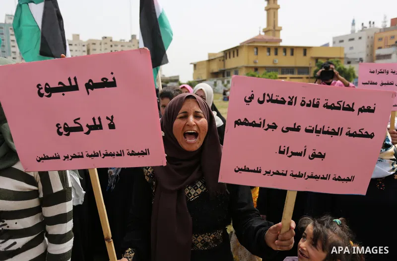 Palestinians take part in a protest to show solidarity with Palestinian prisoners on hunger strike in Israeli jails, in Gaza city on April 26, 2017. Photo by Ashraf Amra