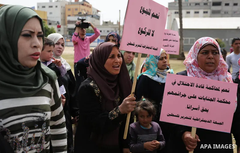 Palestinians take part in a protest to show solidarity with Palestinian prisoners on hunger strike in Israeli jails, in Gaza city on April 26, 2017. Photo by Ashraf Amra