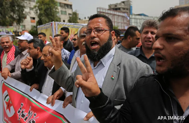 Palestinians take part in a protest to show solidarity with Palestinian prisoners on hunger strike in Israeli jails, in Gaza city on April 26, 2017. Photo by Ashraf Amra