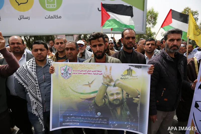 Palestinians take part in a protest to show solidarity with Palestinian prisoners on hunger strike in Israeli jails, in Gaza city on April 26, 2017. Photo by Ashraf Amra