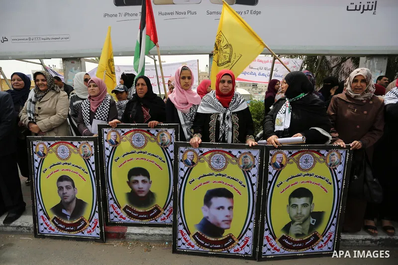Palestinians take part in a protest to show solidarity with Palestinian prisoners on hunger strike in Israeli jails, in Gaza city on April 26, 2017. Photo by Ashraf Amra