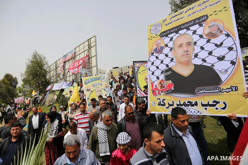 Palestinians take part in a protest to show solidarity with Palestinian prisoners on hunger strike in Israeli jails, in Gaza city on April 26, 2017. Photo by Ashraf Amra