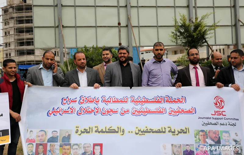 Palestinian Journalists take part in a protest to show solidarity with Palestinian prisoners on hunger strike in Israeli jails, in Gaza city on April 26, 2017. Photo by Ashraf Amra