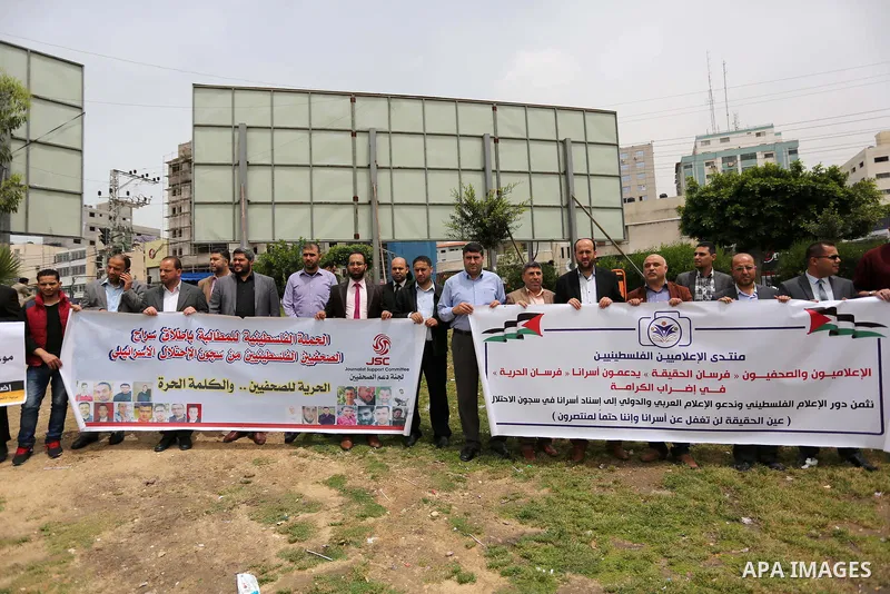 Palestinian Journalists take part in a protest to show solidarity with Palestinian prisoners on hunger strike in Israeli jails, in Gaza city on April 26, 2017. Photo by Ashraf Amra