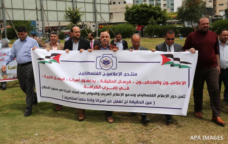 Palestinian Journalists take part in a protest to show solidarity with Palestinian prisoners on hunger strike in Israeli jails, in Gaza city on April 26, 2017. Photo by Ashraf Amra