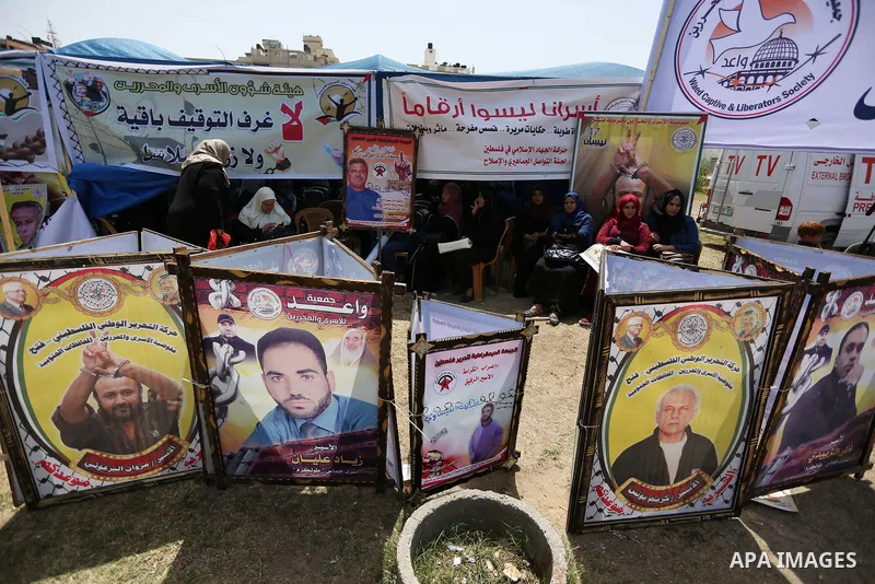 Palestinians take part in a protest to show solidarity with Palestinian prisoners on hunger strike in Israeli jails, in Gaza city on April 27, 2017. Photo by Ashraf Amra