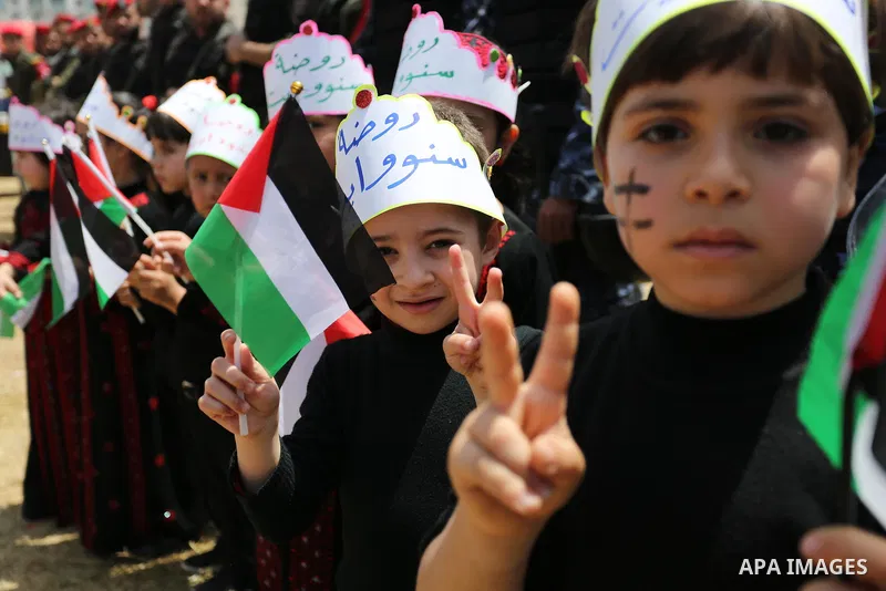 Palestinians take part in a protest to show solidarity with Palestinian prisoners on hunger strike in Israeli jails, in Gaza city on April 27, 2017. Photo by Ashraf Amra