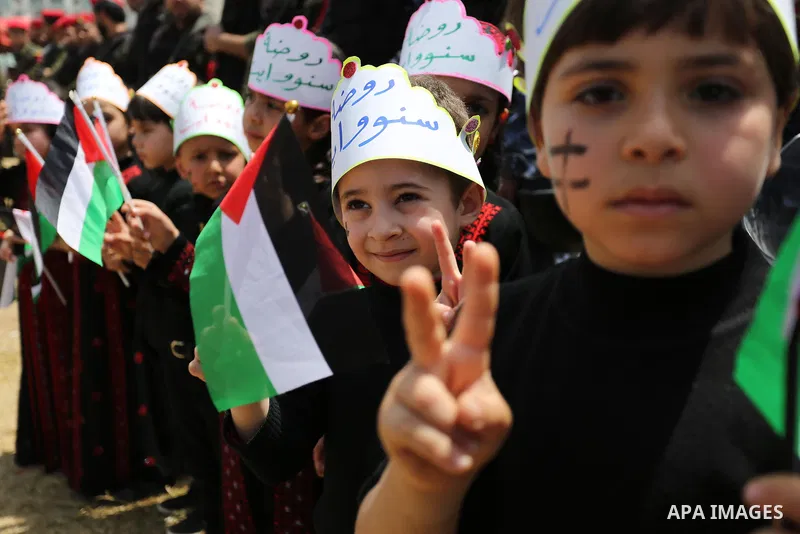 Palestinians take part in a protest to show solidarity with Palestinian prisoners on hunger strike in Israeli jails, in Gaza city on April 27, 2017. Photo by Ashraf Amra