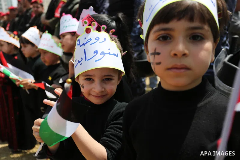 Palestinians take part in a protest to show solidarity with Palestinian prisoners on hunger strike in Israeli jails, in Gaza city on April 27, 2017. Photo by Ashraf Amra