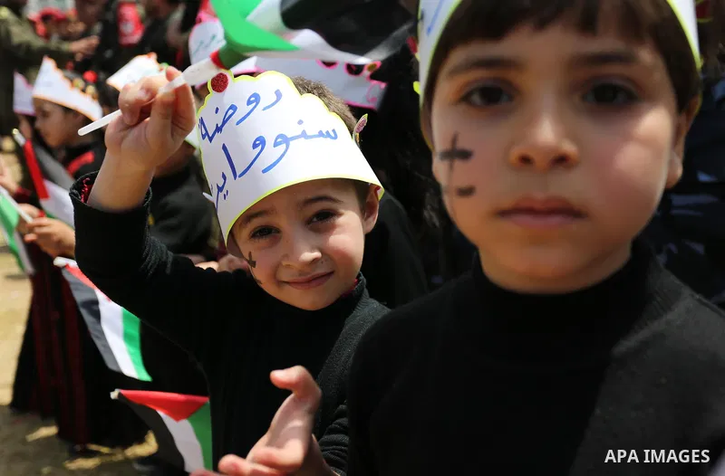 Palestinians take part in a protest to show solidarity with Palestinian prisoners on hunger strike in Israeli jails, in Gaza city on April 27, 2017. Photo by Ashraf Amra
