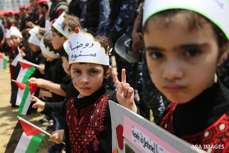 Palestinians take part in a protest to show solidarity with Palestinian prisoners on hunger strike in Israeli jails, in Gaza city on April 27, 2017. Photo by Ashraf Amra