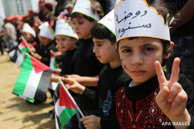 Palestinians take part in a protest to show solidarity with Palestinian prisoners on hunger strike in Israeli jails, in Gaza city on April 27, 2017. Photo by Ashraf Amra