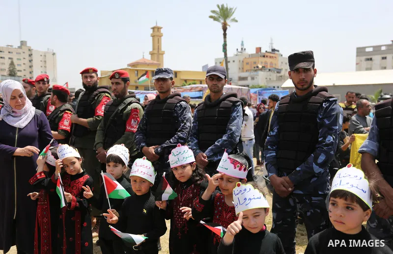 Palestinians take part in a protest to show solidarity with Palestinian prisoners on hunger strike in Israeli jails, in Gaza city on April 27, 2017. Photo by Ashraf Amra
