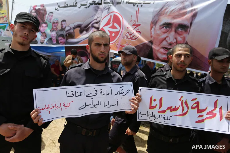 Palestinians take part in a protest to show solidarity with Palestinian prisoners on hunger strike in Israeli jails, in Gaza city on April 27, 2017. Photo by Ashraf Amra
