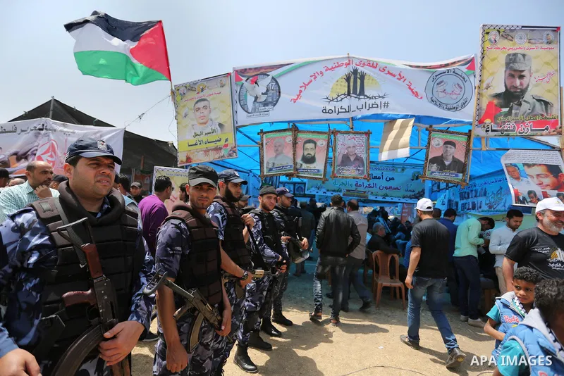 Palestinians take part in a protest to show solidarity with Palestinian prisoners on hunger strike in Israeli jails, in Gaza city on April 27, 2017. Photo by Ashraf Amra