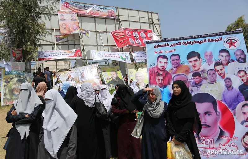 Palestinians take part in a protest to show solidarity with Palestinian prisoners on hunger strike in Israeli jails, in Gaza city on April 27, 2017. Photo by Ashraf Amra
