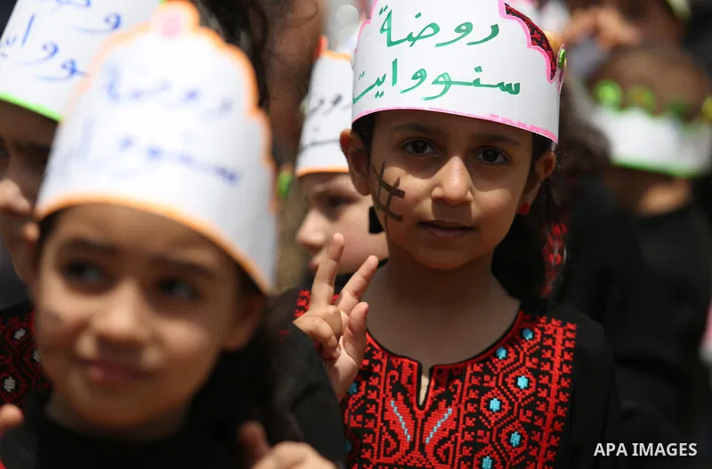 Palestinians take part in a protest to show solidarity with Palestinian prisoners on hunger strike in Israeli jails, in Gaza city on April 27, 2017. Photo by Ashraf Amra