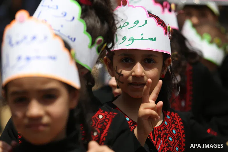 Palestinians take part in a protest to show solidarity with Palestinian prisoners on hunger strike in Israeli jails, in Gaza city on April 27, 2017. Photo by Ashraf Amra