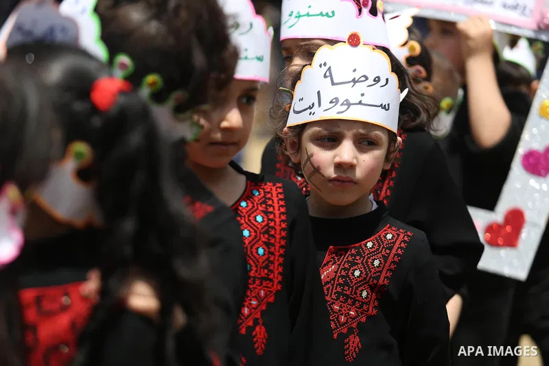 Palestinians take part in a protest to show solidarity with Palestinian prisoners on hunger strike in Israeli jails, in Gaza city on April 27, 2017. Photo by Ashraf Amra