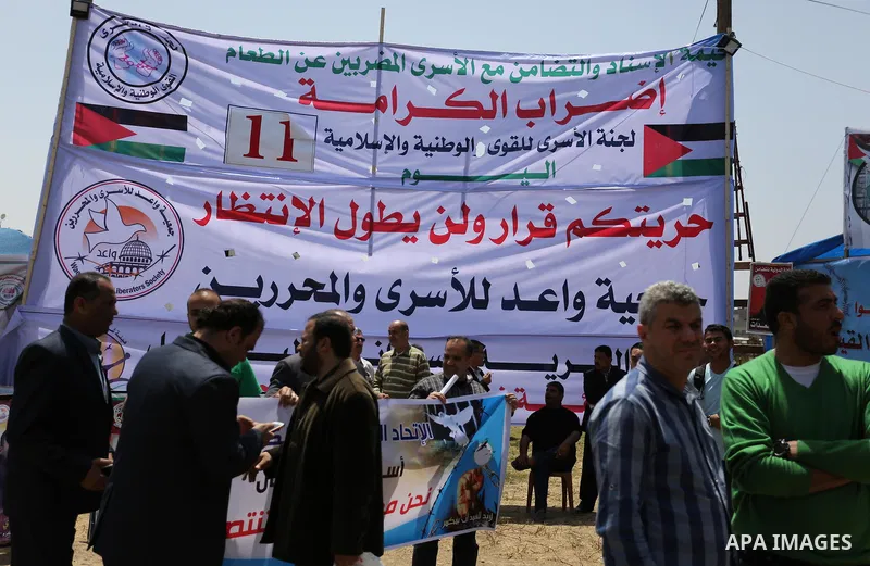 Palestinians take part in a protest to show solidarity with Palestinian prisoners on hunger strike in Israeli jails, in Gaza city on April 27, 2017. Photo by Ashraf Amra