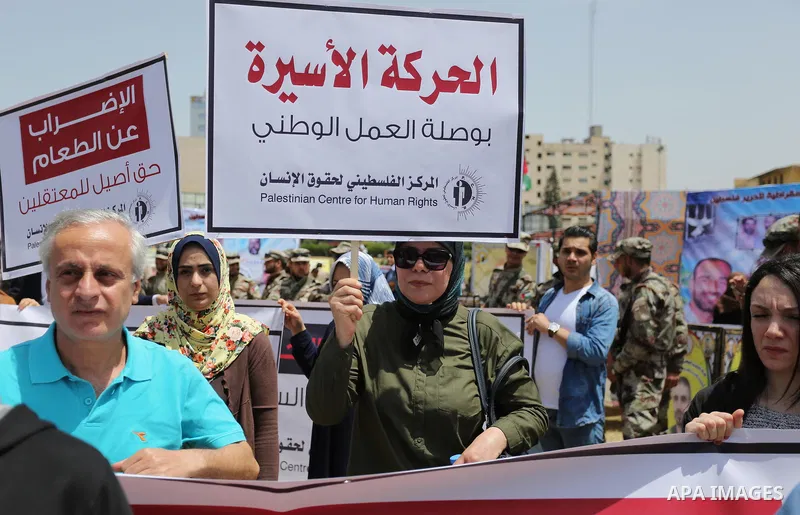 Palestinians take part in a protest to show solidarity with Palestinian prisoners on hunger strike in Israeli jails, in Gaza city on April 27, 2017. Photo by Ashraf Amra