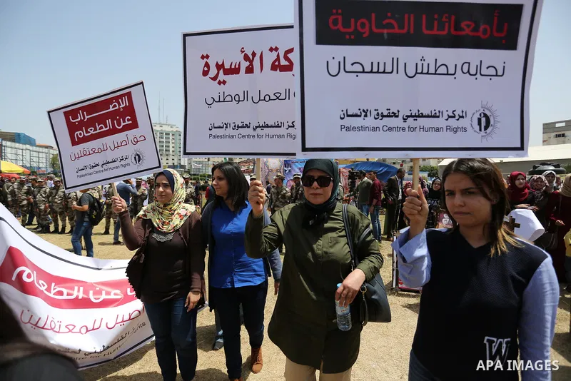 Palestinians take part in a protest to show solidarity with Palestinian prisoners on hunger strike in Israeli jails, in Gaza city on April 27, 2017. Photo by Ashraf Amra