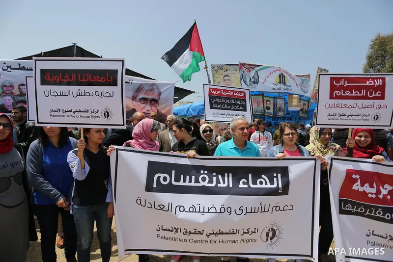 Palestinians take part in a protest to show solidarity with Palestinian prisoners on hunger strike in Israeli jails, in Gaza city on April 27, 2017. Photo by Ashraf Amra